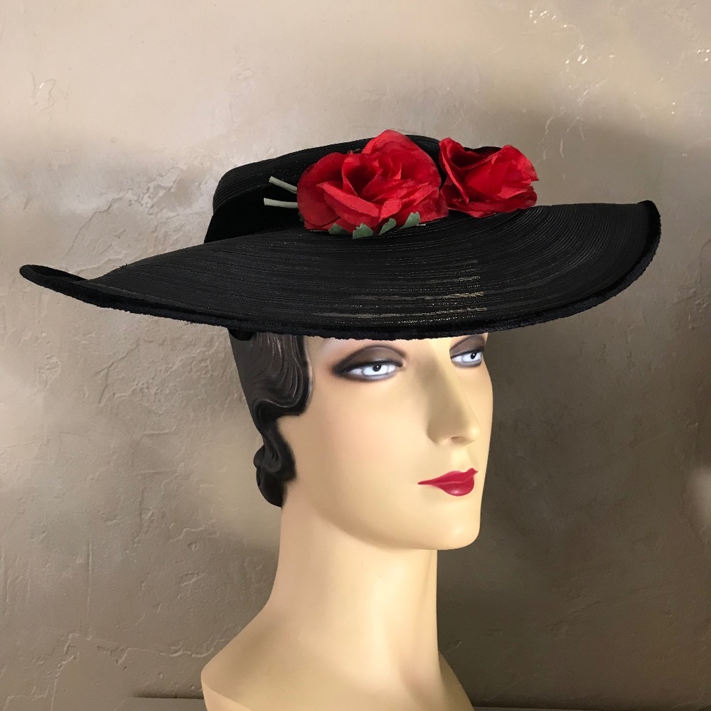 ELEGANT 1950s' BLACK WIDE BRIM HAT MADE OF CRIN, VELVET & TRIMMED WITH RED ROSES